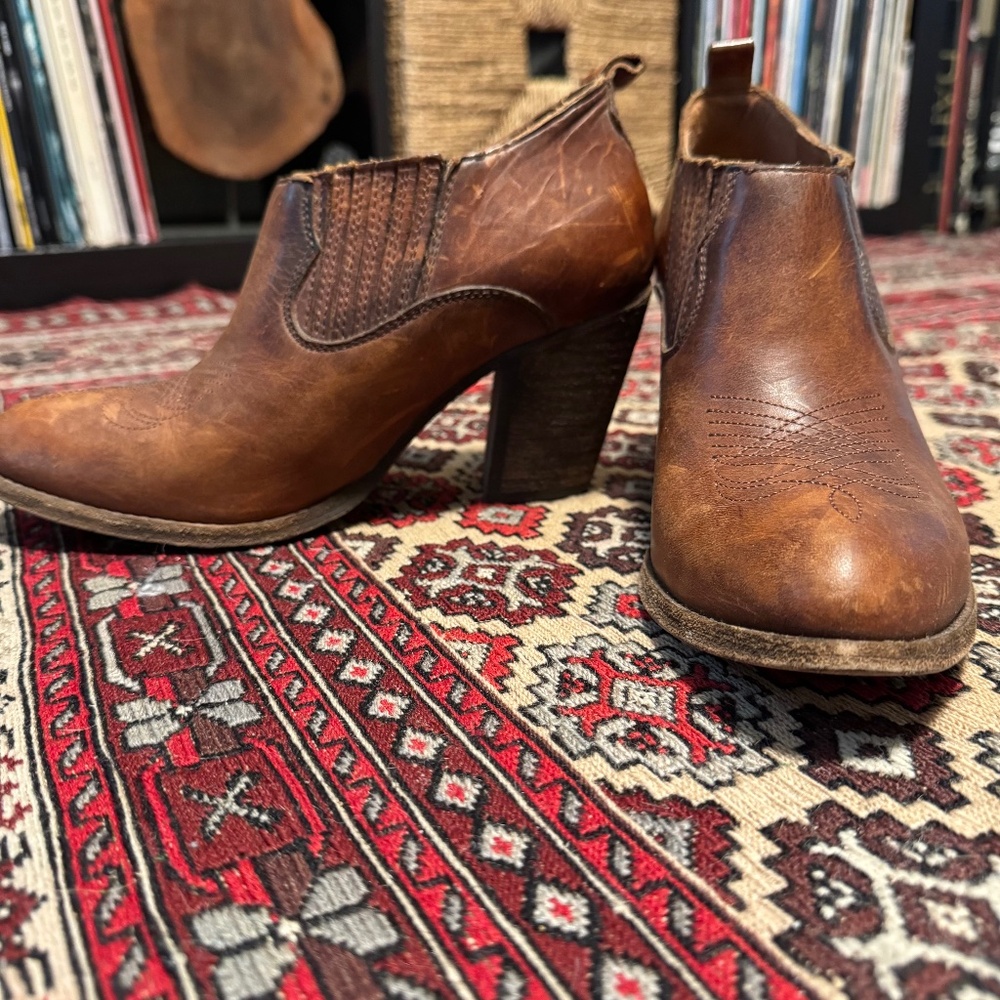 Frye Faye Shootie Leather Ankle Heeled Boot - Size 6 - Cognac - Like New